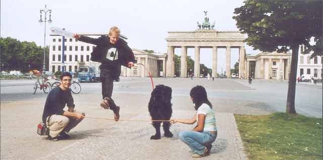 jump beim brandenburger tor